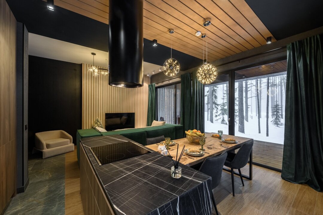 Кухня-гостиная оборудована всем необходимым, чтобы приготовить ужин на большую дружную компанию