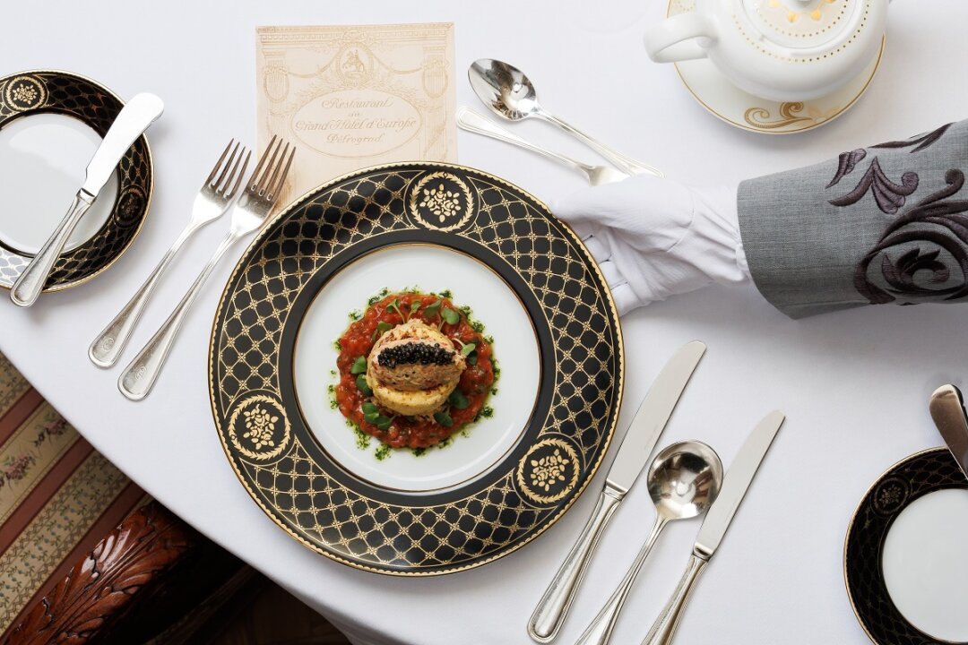 В меню солирует — на подушке из томатов и голландского соуса — артишок с мясом краба с осетровой икрой на вершине