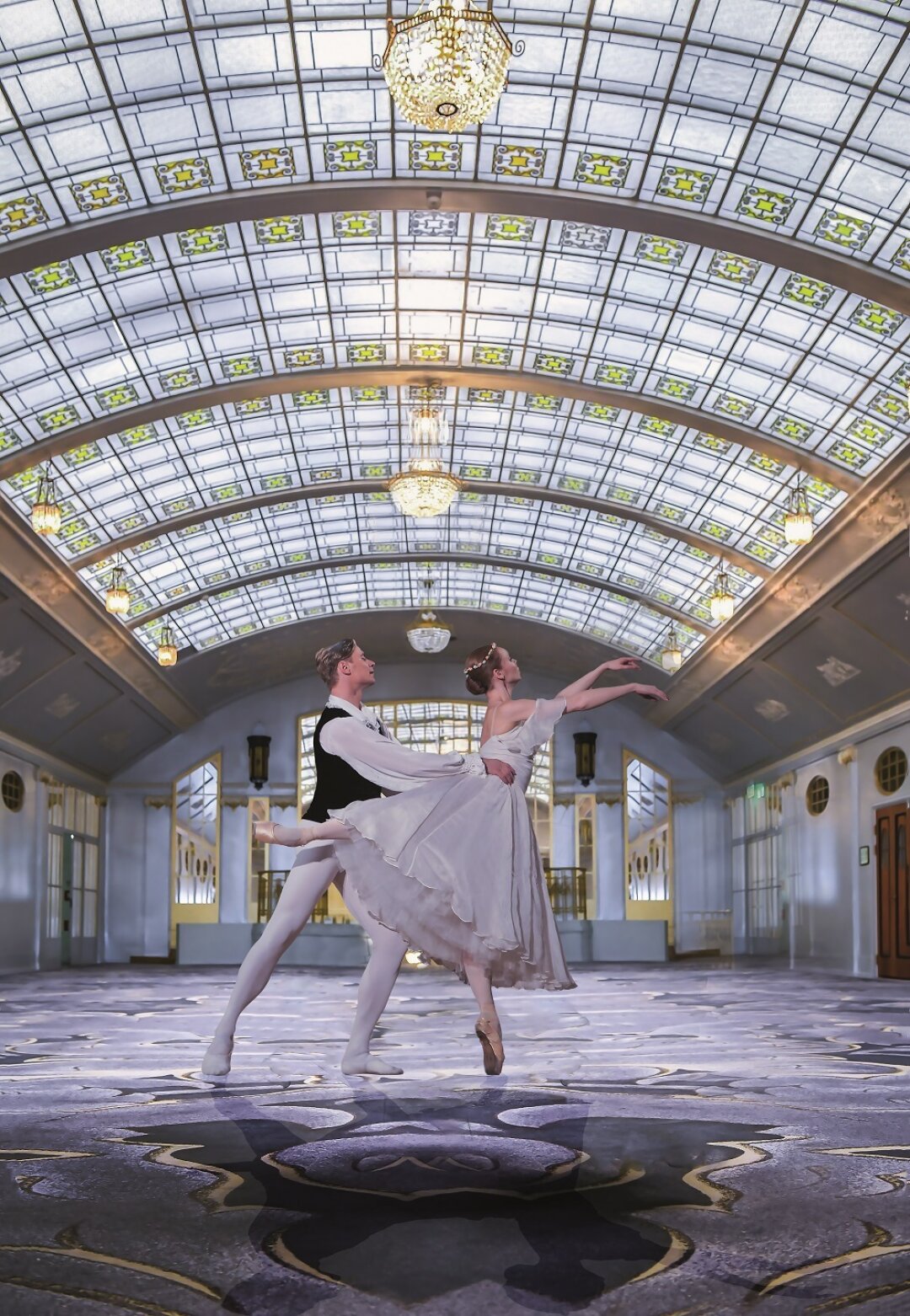 «Белое адажио» — признание в любви Зигфрида и Одетты исполняют солисты петербургского балета