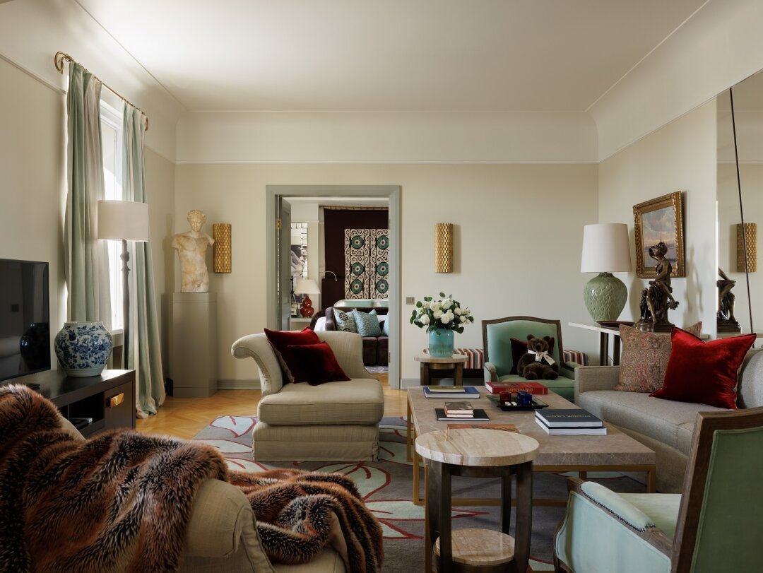 За библиотечную коллекцию в «Астории» отвечала леди Ольга Полицци (дочь гостиничного магната лорда Форте и сестра сэра Рокко, основателя коллекции