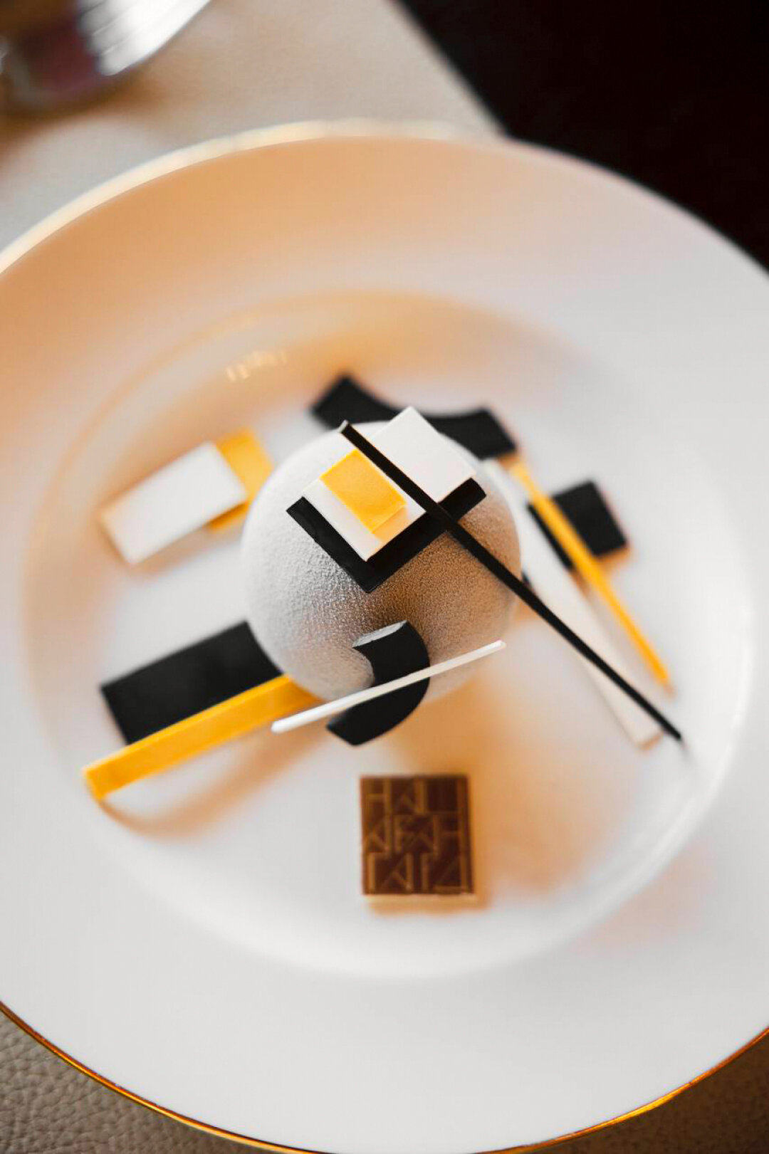 Десерт «Наш авангард» (медовик с черной смородиной и слоем шоколадного велюра превратился в Supremus № 58 Казимира Малевича!) придумали к открытию