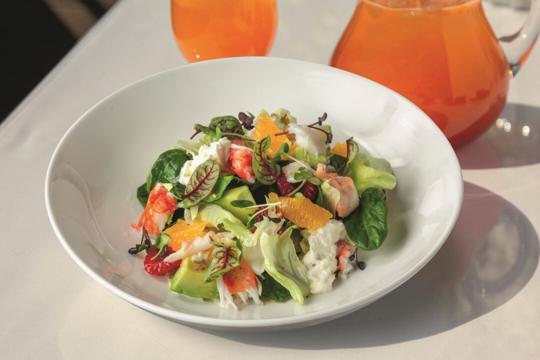 Команда шефов во главе с Анатолием Ивановым (готовил для королевы Елизаветы II ужин в Мариинском дворце!) придумывает гастроконцепции каждый сезон