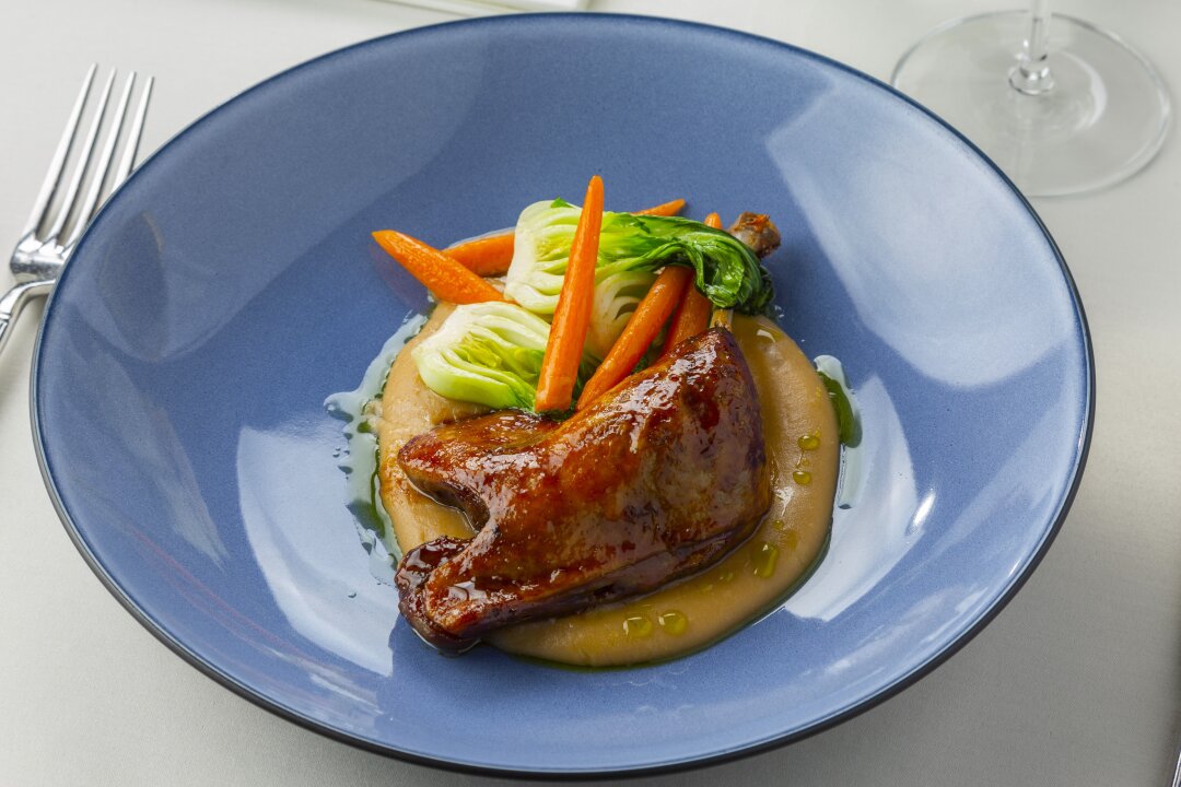 Мы все немного Джоуи, который не делится едой, если речь об утиной ножке конфи на подушке из овощей