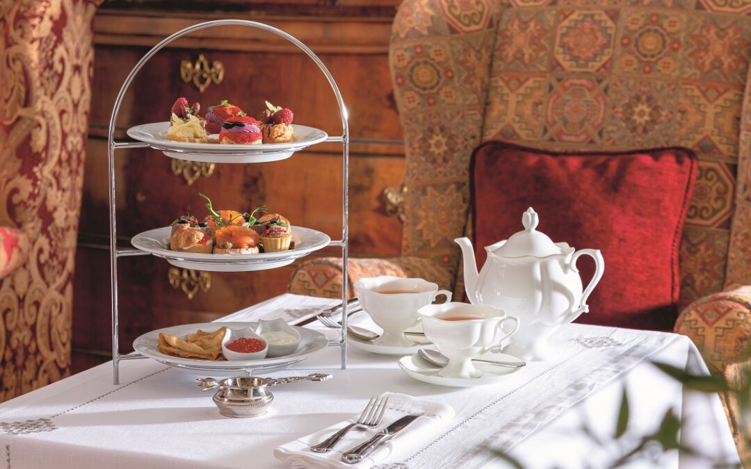 Файф-о-клок — время продегустировать выдержанный медовый пуэр (с 700-летней историей) и, конечно, spill some tea в чайной гостиной