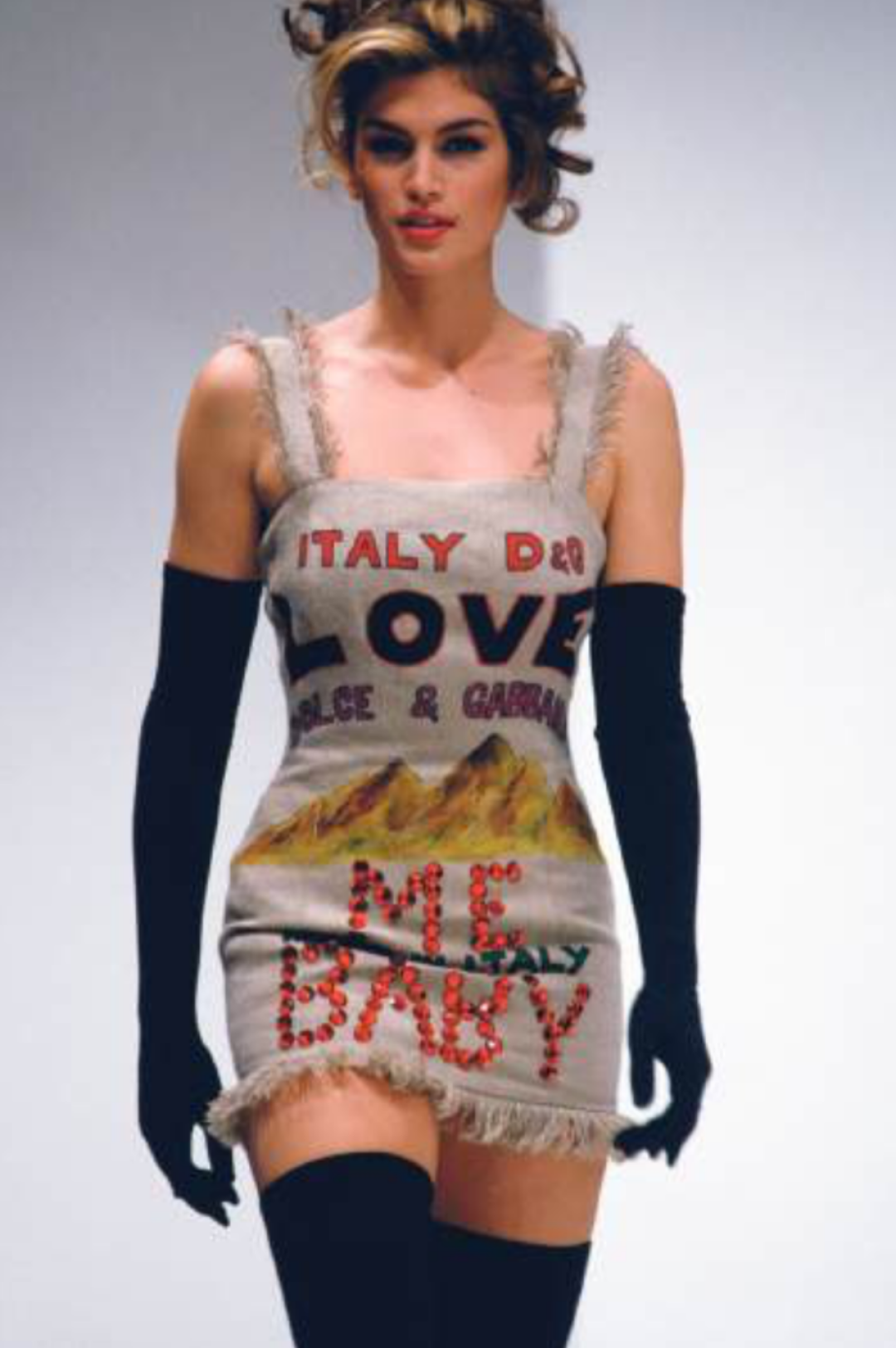 Dolce & Gabbana, весна/лето 1992, модель — Синди Кроуфорд. Частью лексикона моды (и изобразительного искусства) XX века было использование текста