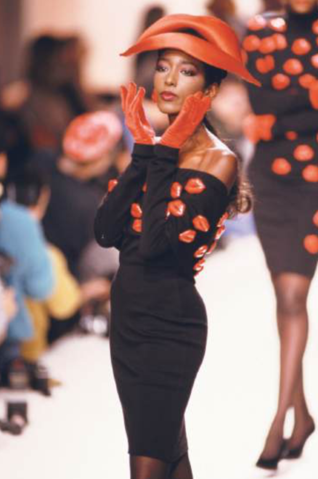 Патрик Келли, коллекция прет-а-порте, осень/зима 1989–1990. Келли был известен своими яркими дизайнами, любовью к поп-музыке и отсылками к родной