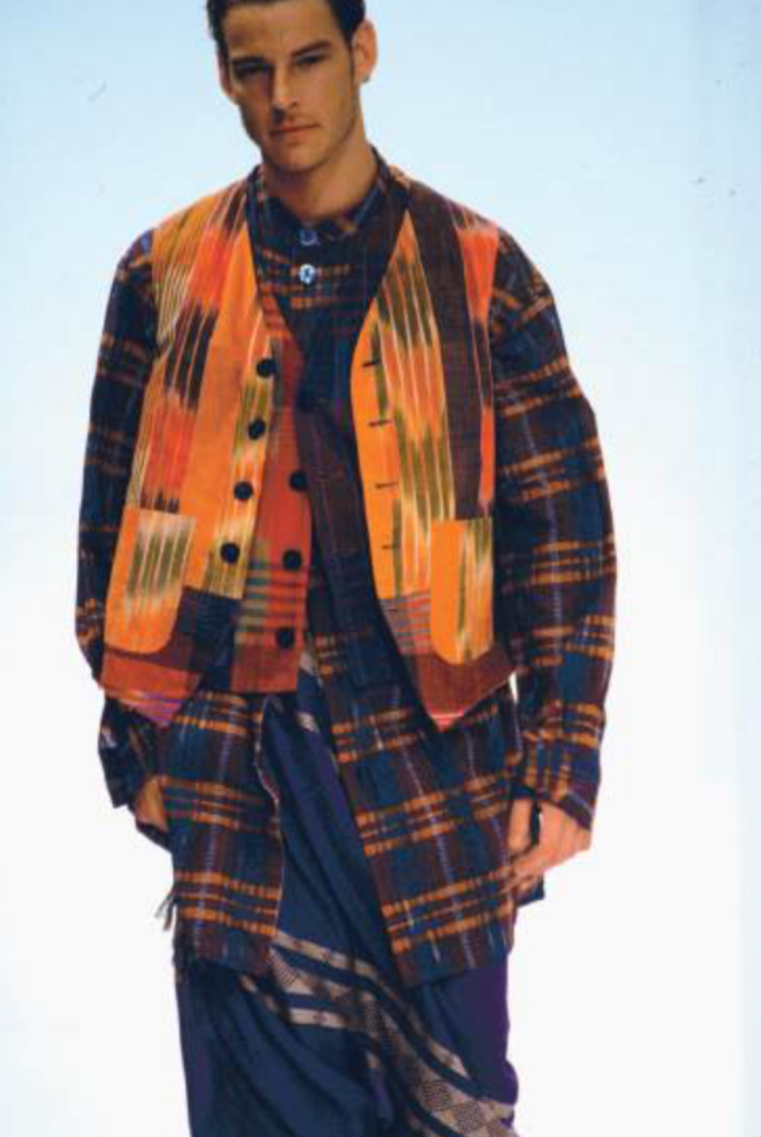 Dolce & Gabbana, мужская коллекция, весна/лето 1994. Дизайнерский дуэт часто заявлял, что им нравится исследовать женственность в мужчине и