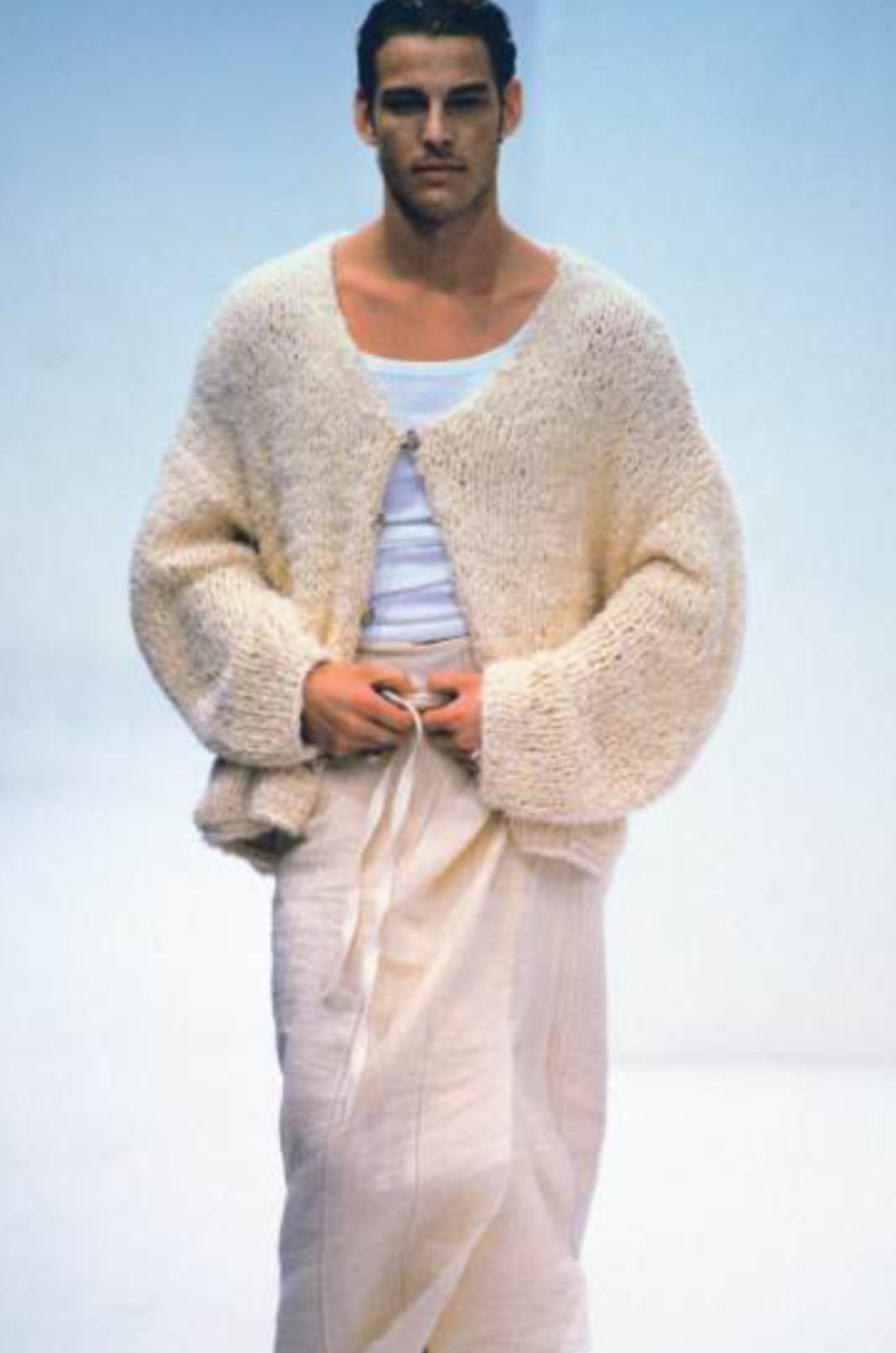 Dolce & Gabbana, мужская коллекция, весна/лето 1994. Дизайнерский дуэт часто заявлял, что им нравится исследовать женственность в мужчине и