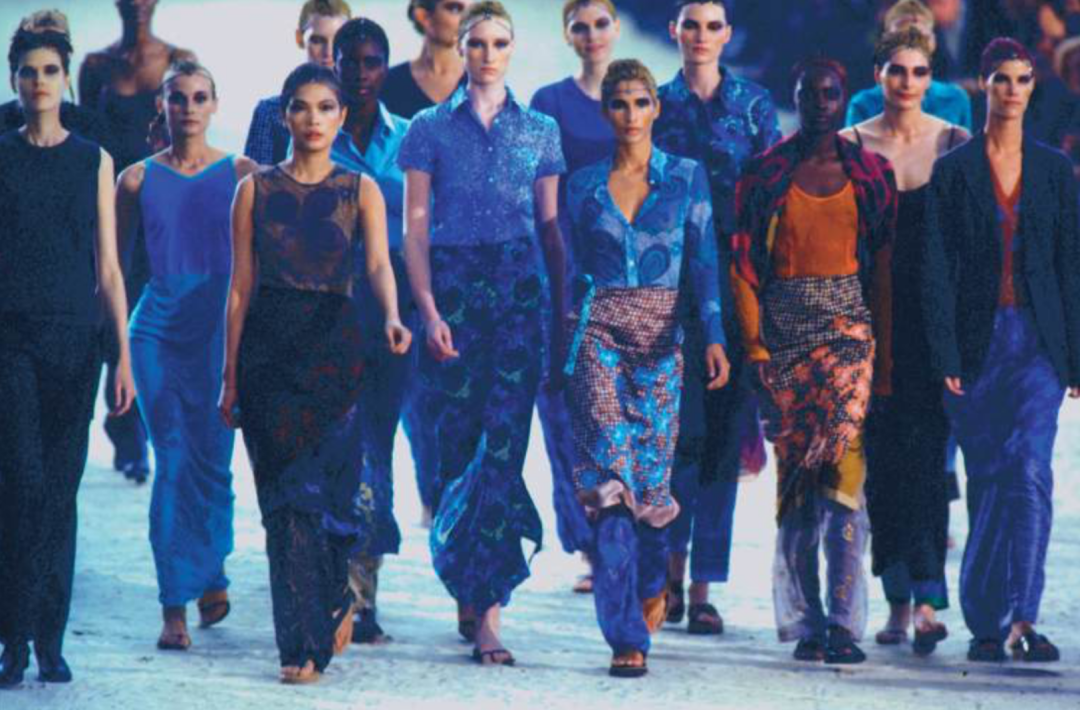 Дрис ван Нотен, весна-лето 1997. Мода конца 1990-х годов изобиловала отсылками к мировым культурам, и многие работы ван Нотена испытали влияние