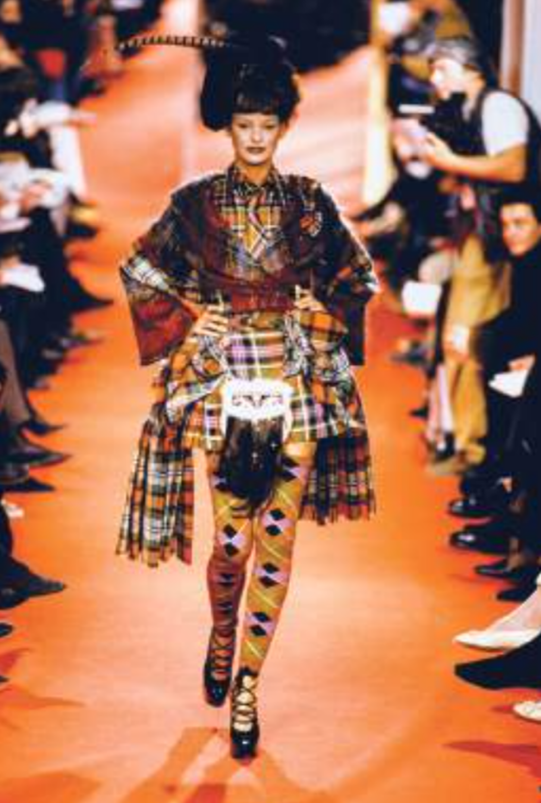 Вивьен Вествуд, коллекция «Англомания», осень/зима 1993–1994. Переходя от панк-анархии к от-кутюр, Вествуд последовательно использовала ткани в клетку