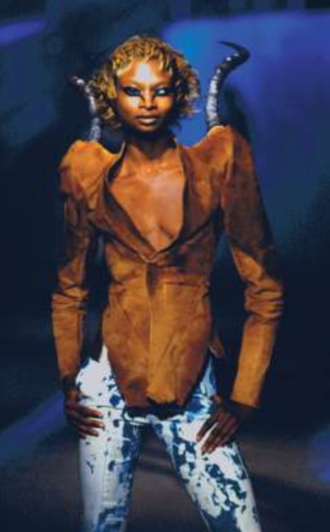 Коллекция Александра Маккуина «Кругом джунгли» сезона осень/зима 1997, показанная в антураже лондонского рынка Боро-маркет (стилист Саймон Костин