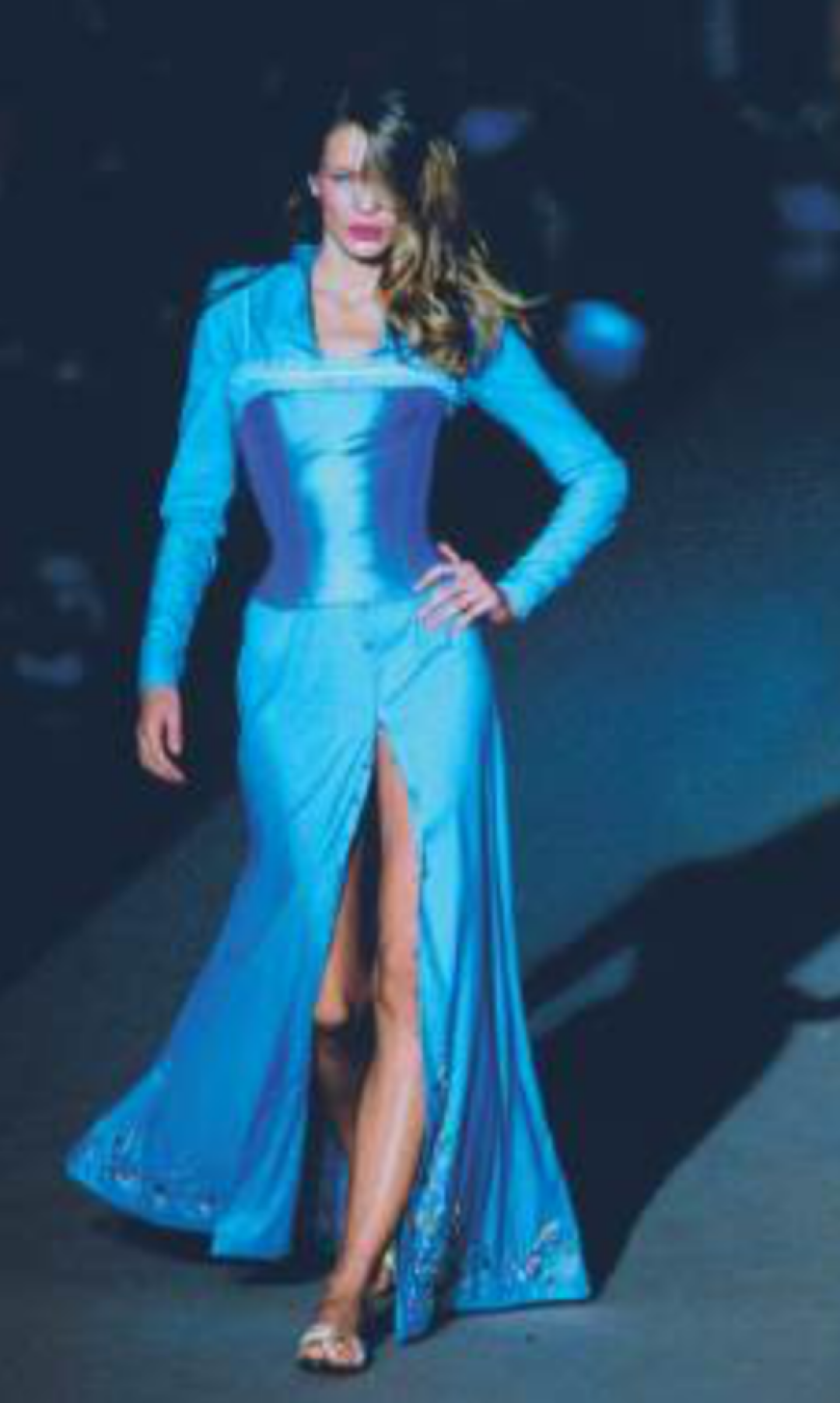 Chloé, весна/лето 1998. Дань уважения Стеллы Маккартни периоду расцвета дома Chloé в конце 1960-х и начале 1970-х — головокружительное сочетание