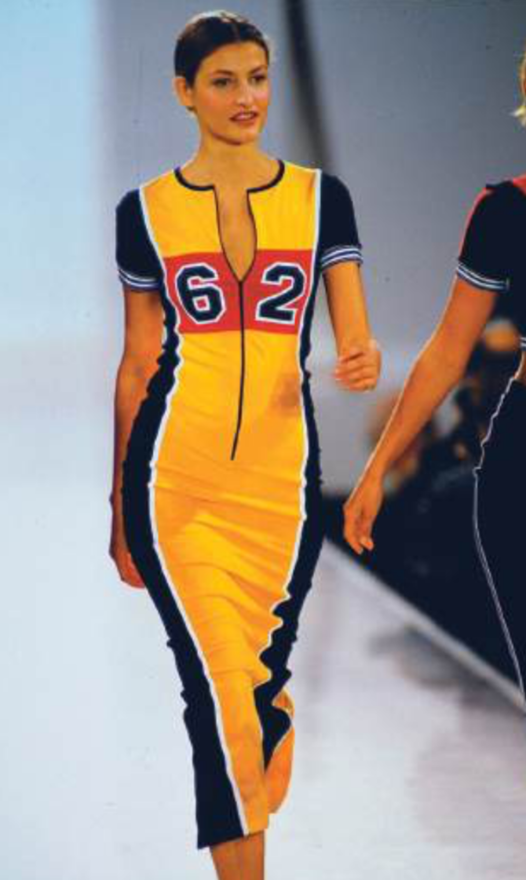 DKNY, весна/лето 1994. В 1990-х годах спортивная одежда из удобных эластичных тканей и спортивная обувь для тренировок были популярными предметами