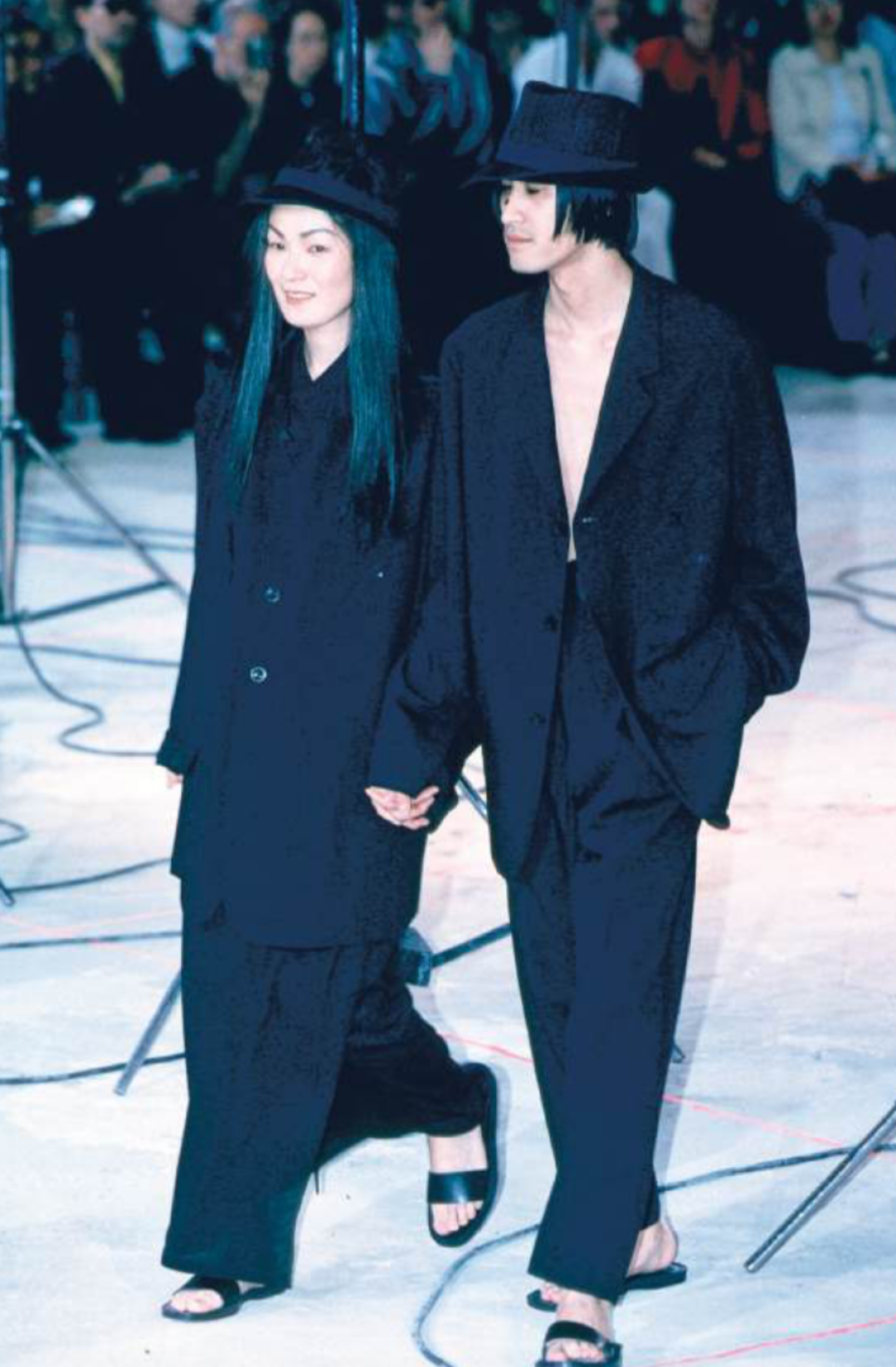 Йоджи Ямамото, коллекция прет-а-порте «Невесты и вдовы», весна/лето 1999. Этот показ считается одним из самых грандиозных в карьере дизайнера, в