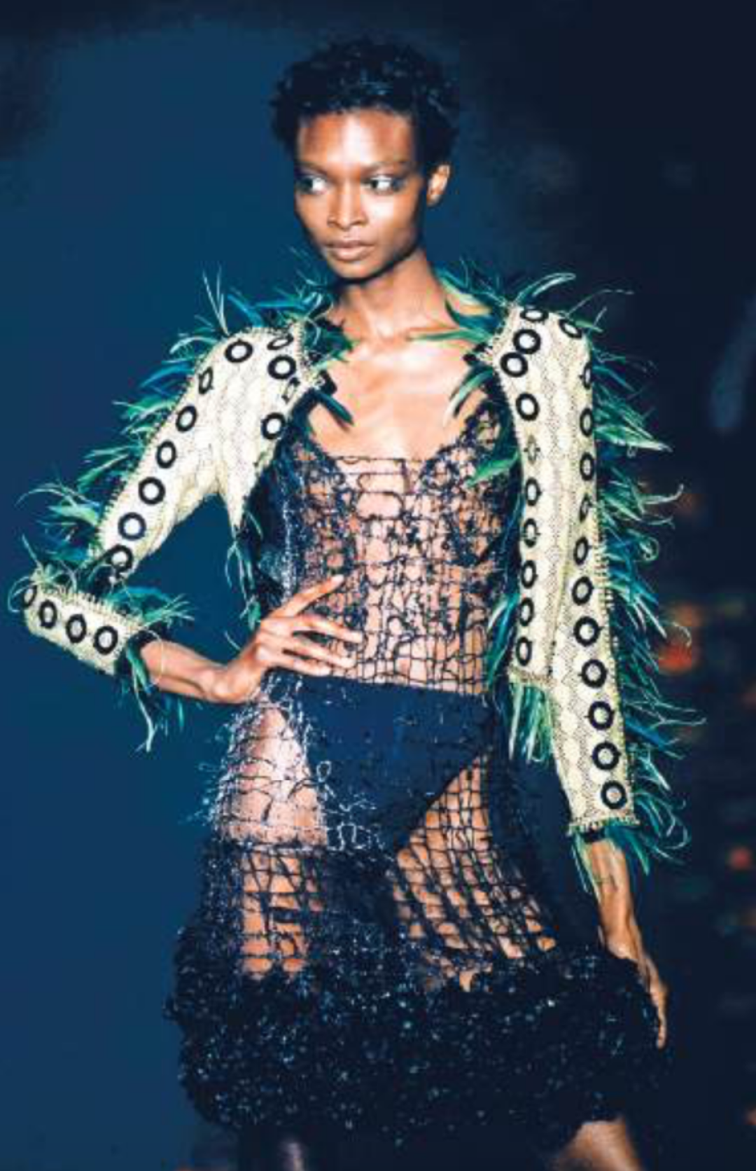 Жюльен Макдональд, осень/зима 1998. В конце 1990-х годов Макдональд произвел революцию в мире трикотажа, создав гламурный полупрозрачный вечерний