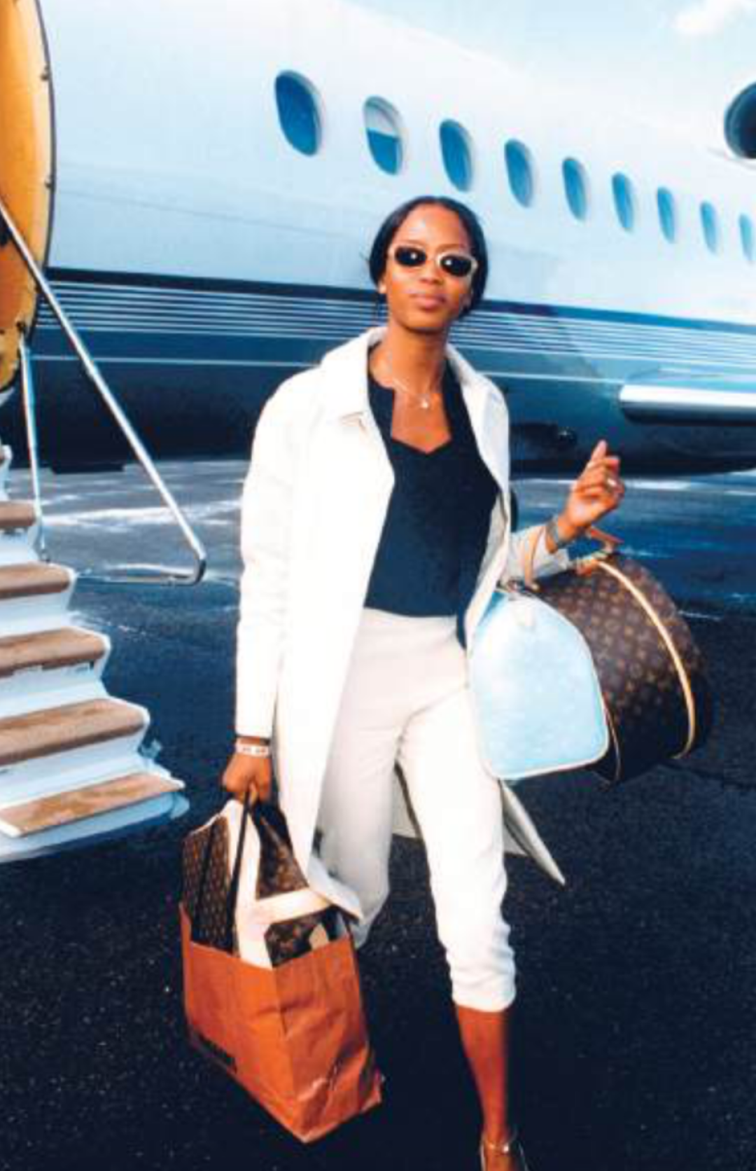 Супермодель Наоми Кэмпбелл прибывает в аэропорт Ле Бурже в 1998 году с багажными сумками в новом дизайне от Марка Джейкобса для Louis Vuitton