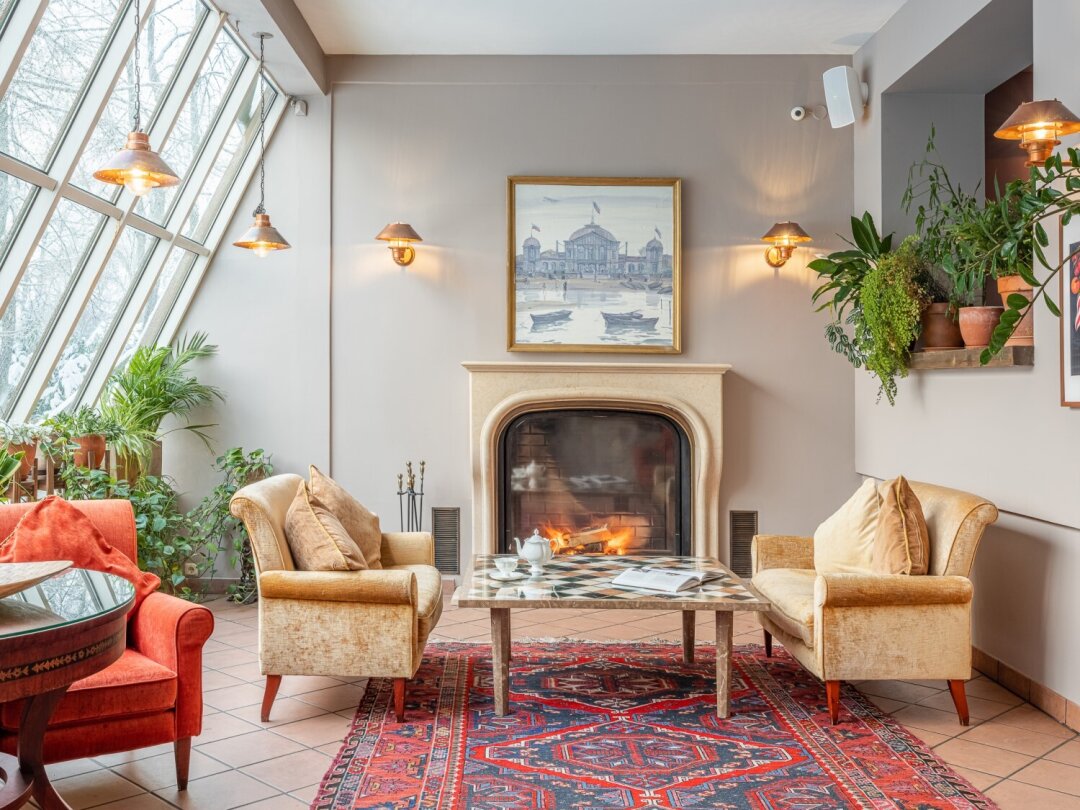 Ресторан Skandinavia Winе Bar & Grill с уютным камином и вау-видом на бассейн