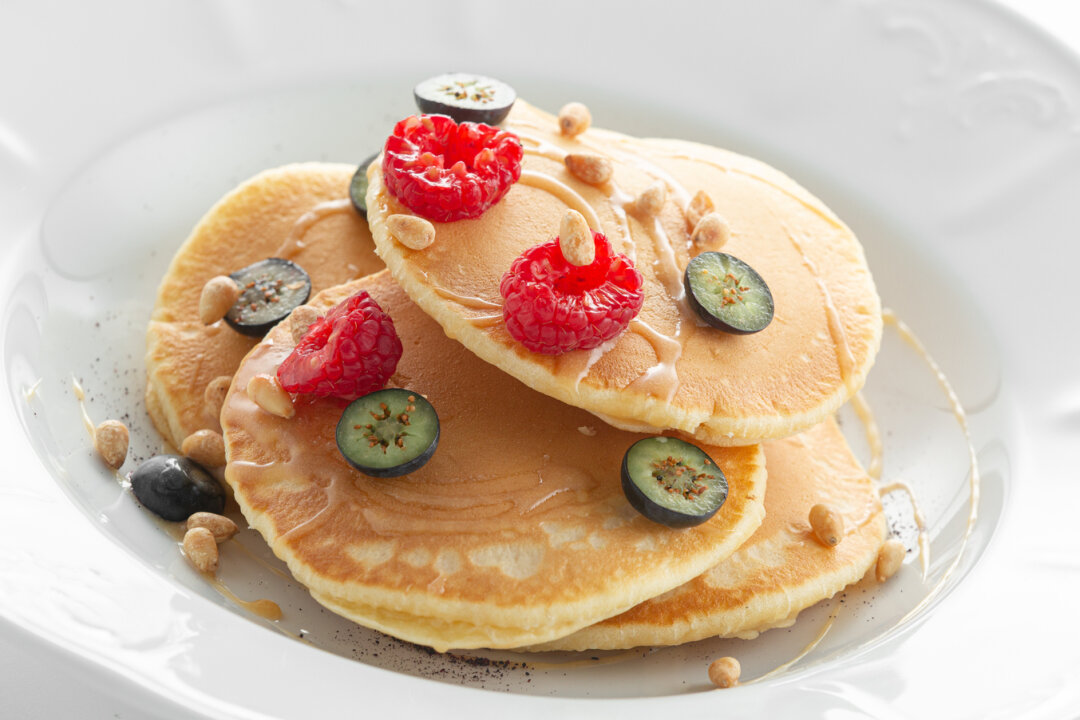 Детское (и не только) счастье — панкейки со свежими ягодами и соленой карамелью