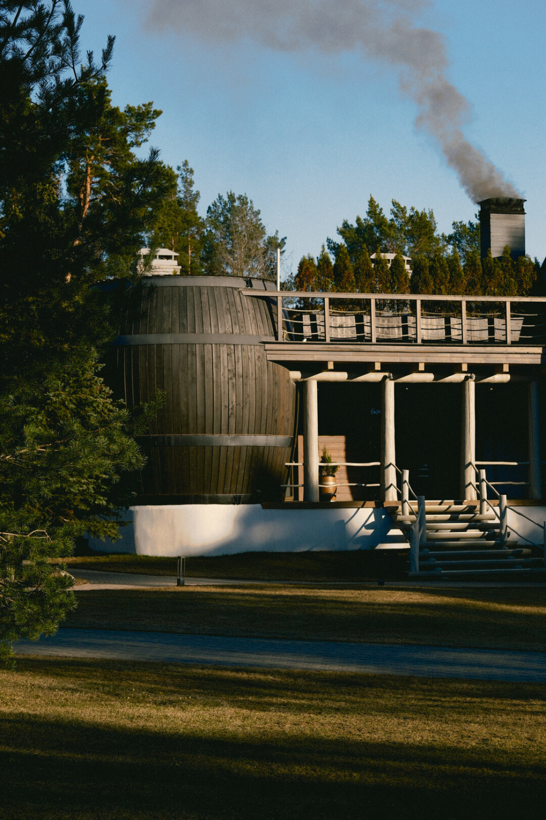 Медитировать на густой хвойный лес после баньки по-­черному рекомендуем с террасы на крыше бани «Бочка»