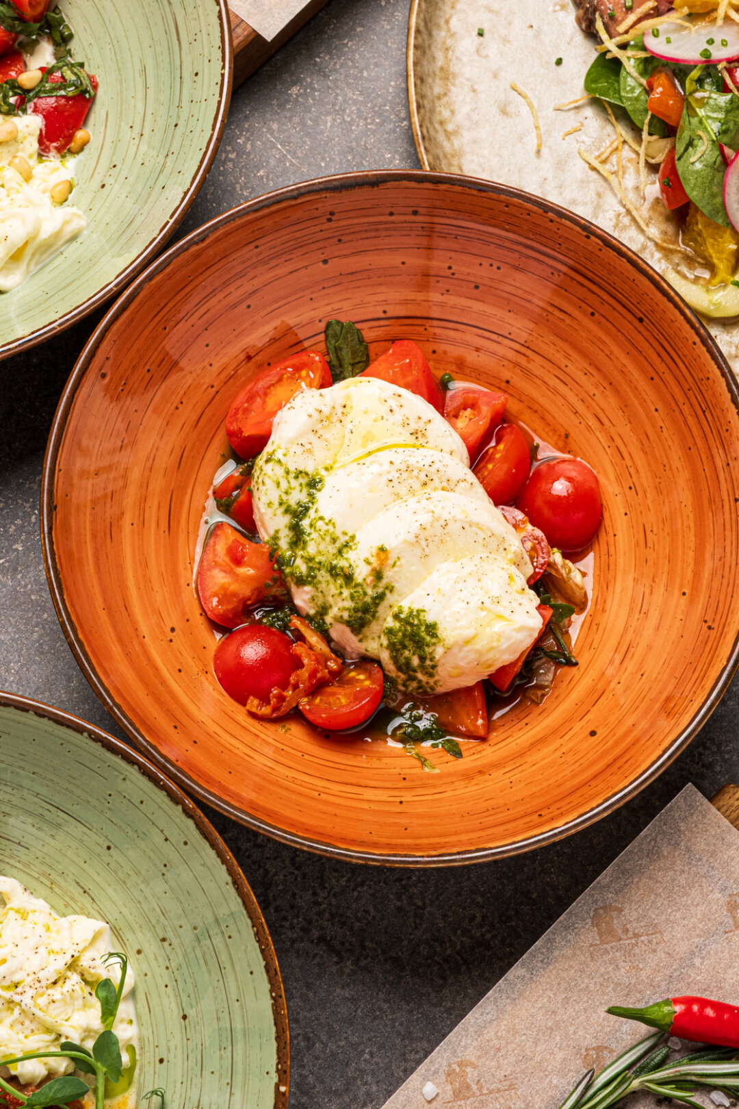 Страчателла с запеченным баклажаном и томатами в ресторане «Дача Брассери»