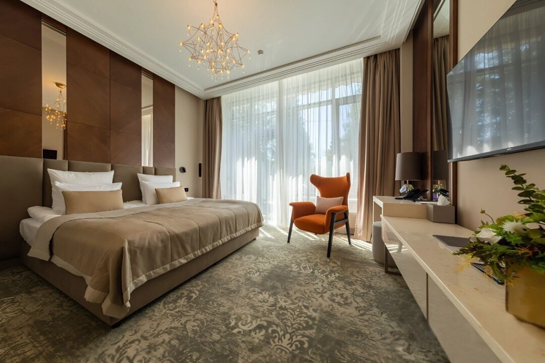 Просторный сьют с террасой и ванной комнатой с тропическим душем