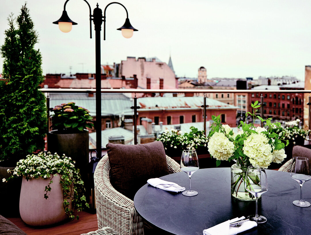 Рассвет над крышами, дождь и солнце или звездное небо: делюкс-виды нарисует сама природа