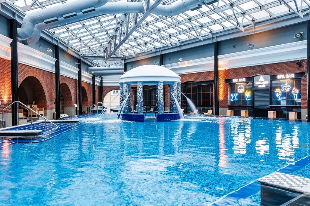 Закрытый бассейн в отеле Palace Bridge — самый большой в центре города (279 м2 мермейдкора!)