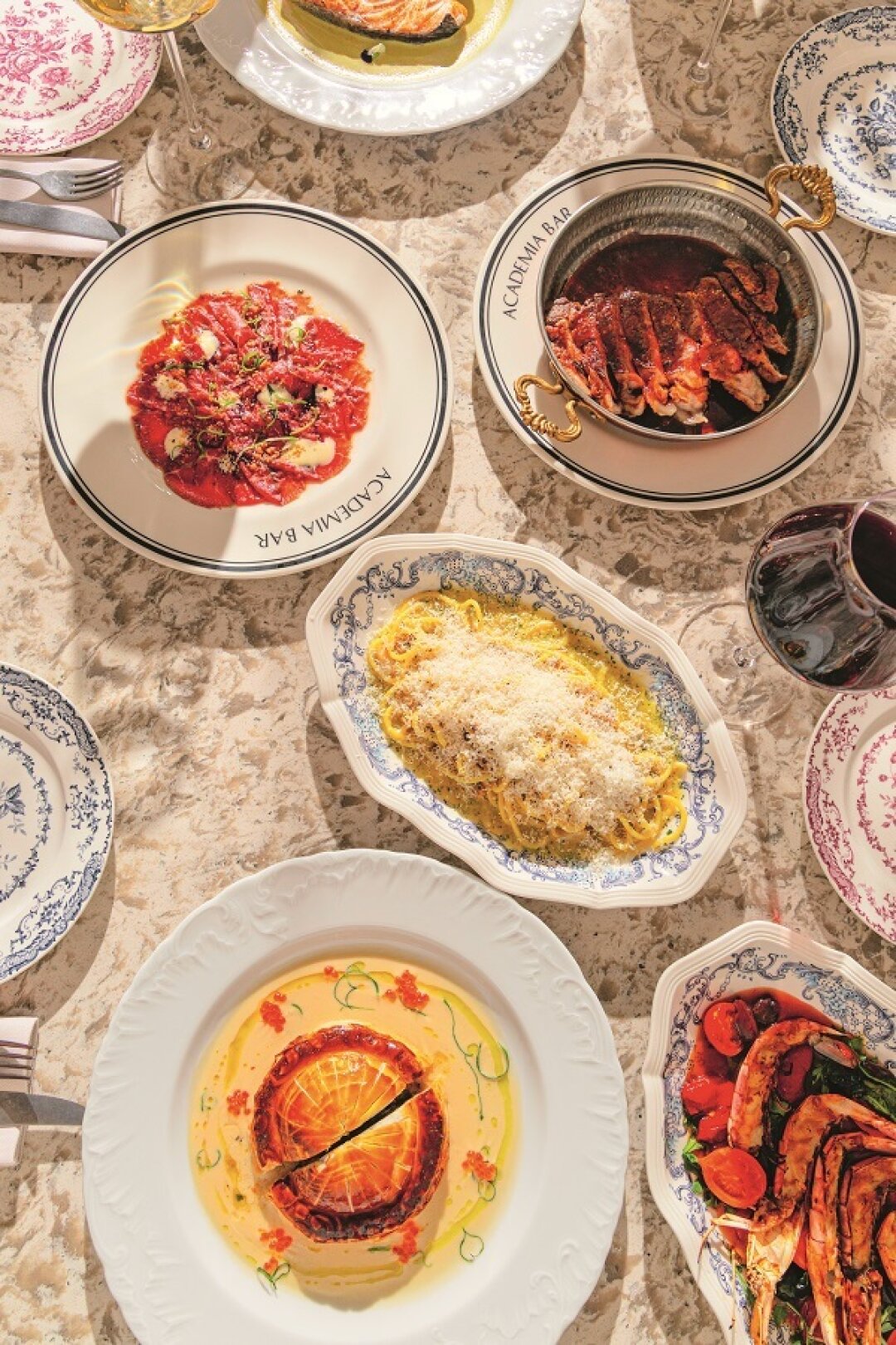 Карпаччо из говядины с мармеладным луком, стриплойн из мраморной говядины в мясной глазури, лимонный тарт — ужин с пятью переменами блюд, достойный