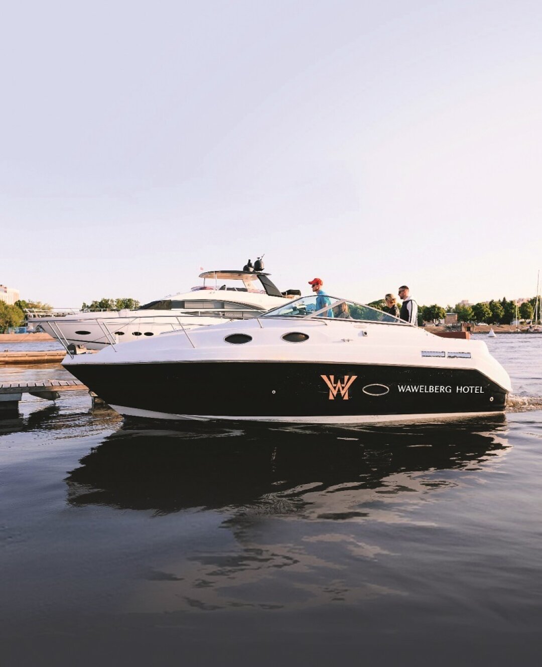 Яхта, друзья, розе, петербургский закат и фотограф, умеющий снимать под правильным углом (не придется ограничиваться одними кружочками в телеграме!)