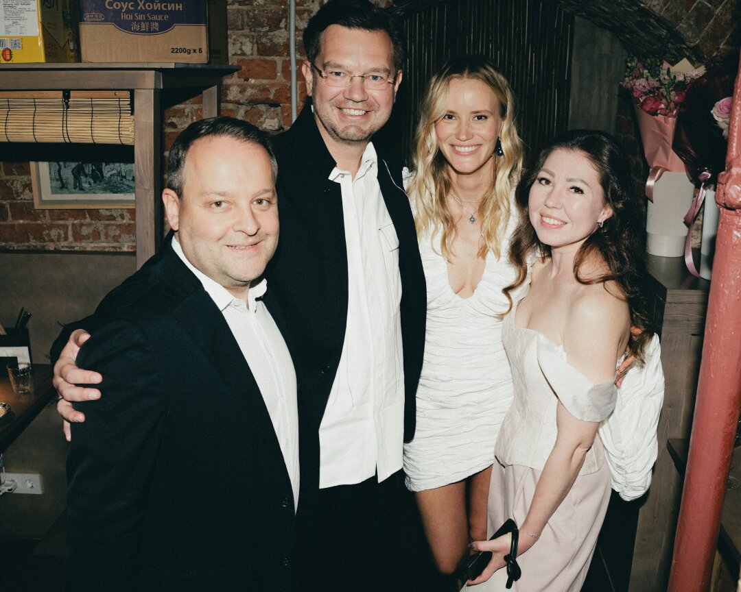 Дмитрий Абрамов и Анна Зотова с друзьями