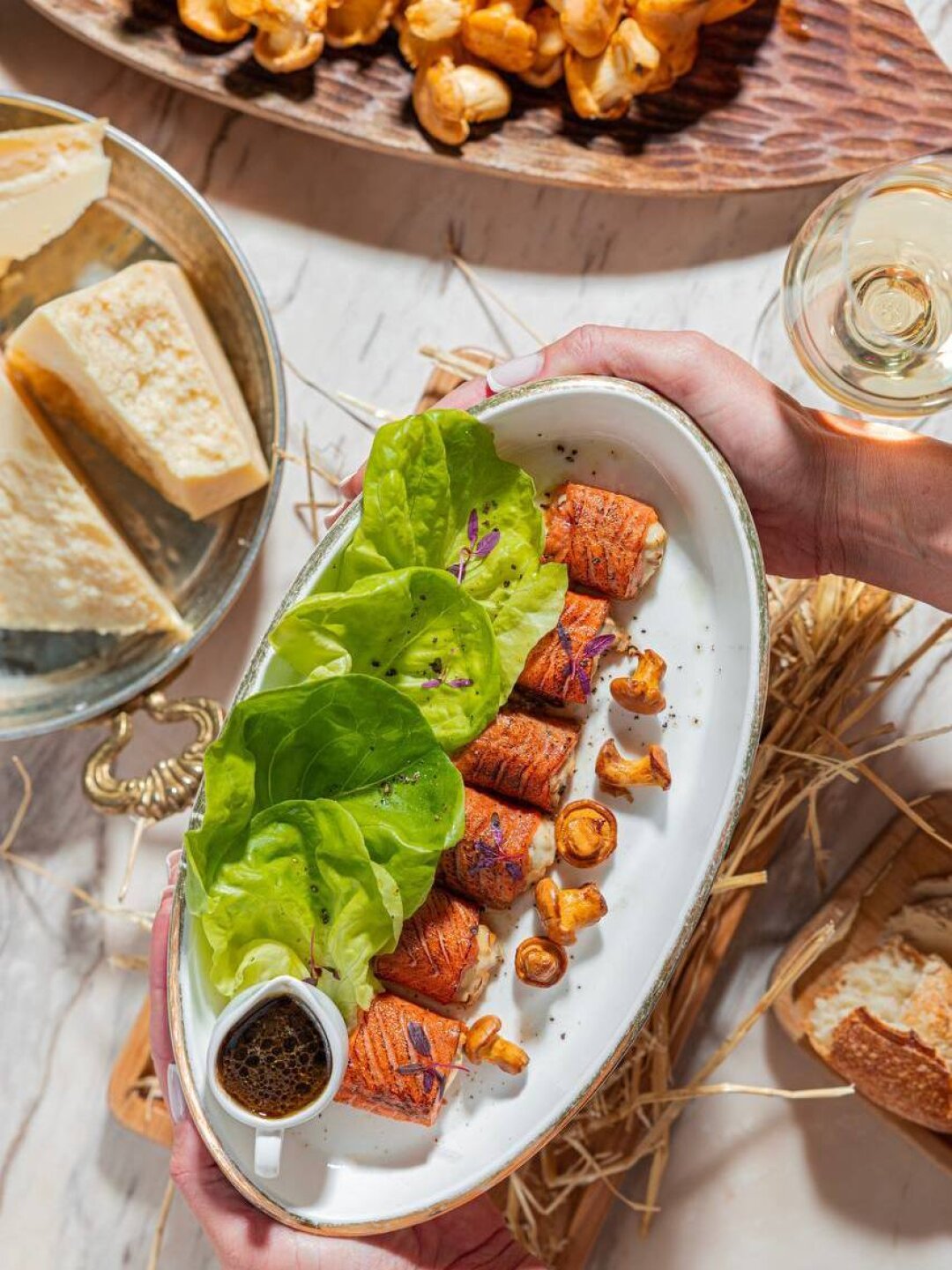 Опаленный лосось татаки с грибной страчателлой и лисичками в Belka