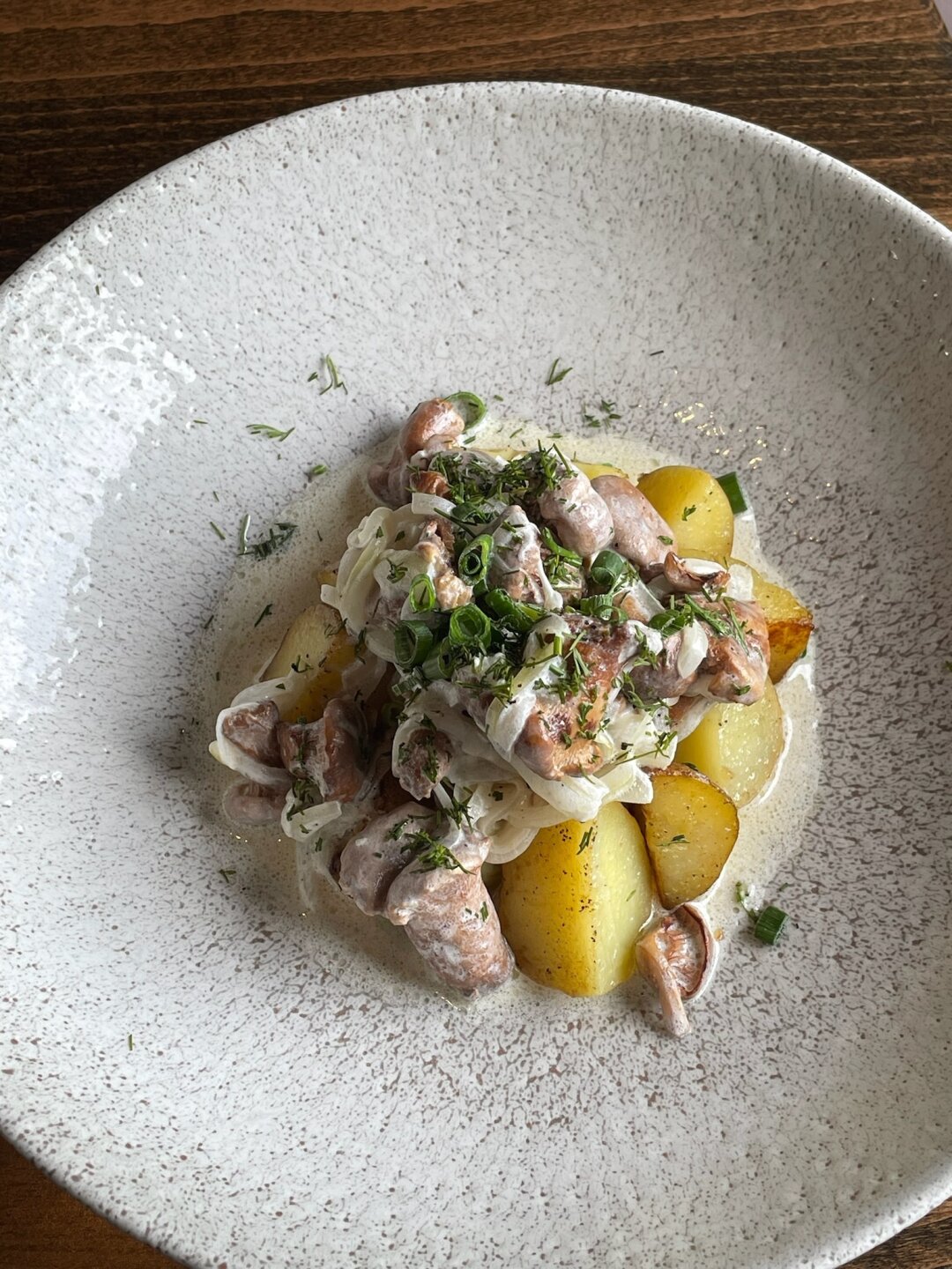 Жареный картофель бейби с лисичками в More More