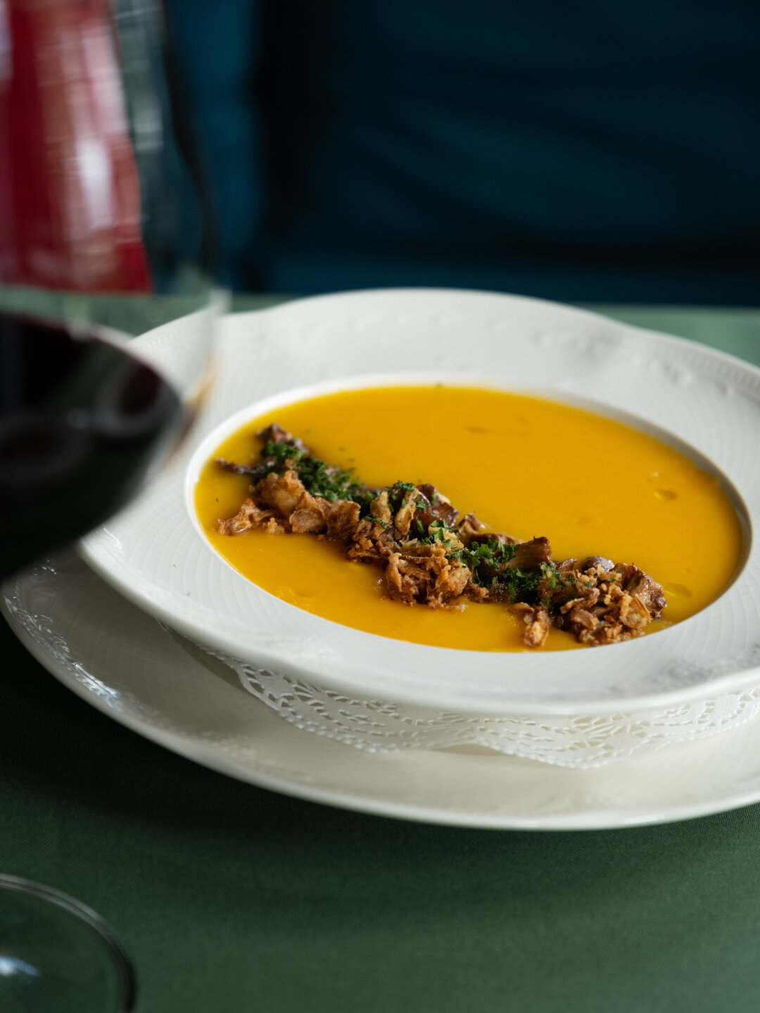 Крем-суп из корнеплодов с лисичками в Rob Roy