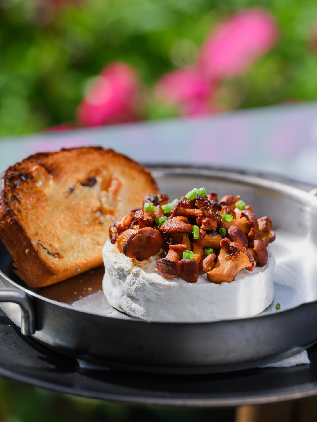 Запеченный камамбер c лисичками и луком-конфи в Interview