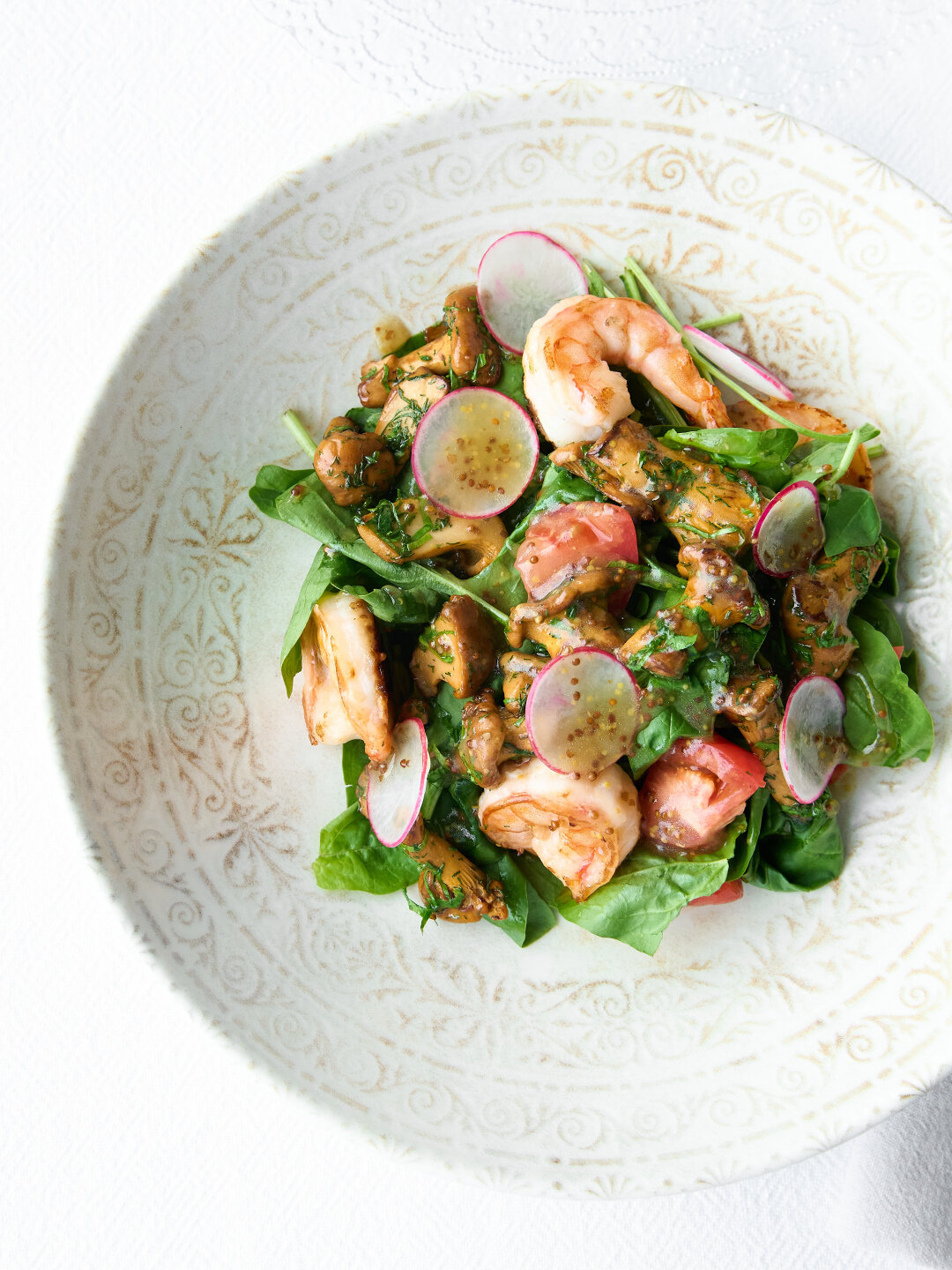 Салат с лисичками, креветками и сладкими томатами в «Терруар»