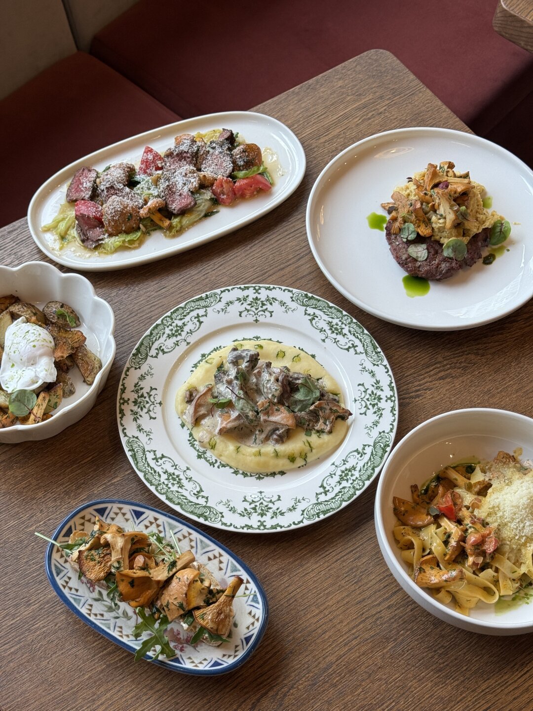 Бефстроганов и брускетты с лисичками в «Лечо»