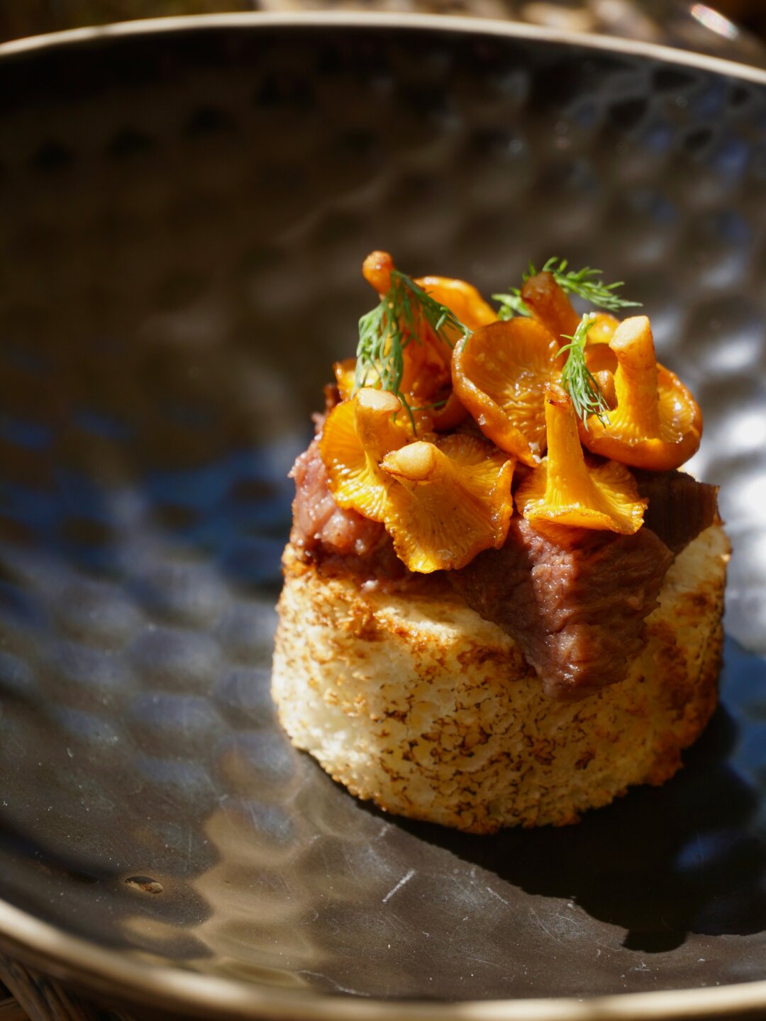 Брускетта с телячьей щекой и лисичками в ресторане ACAFFE