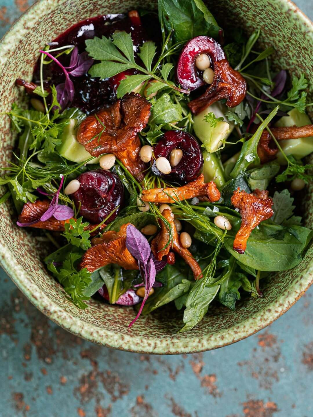 Салат с сочной черешней и жареными лисичками в Stoke