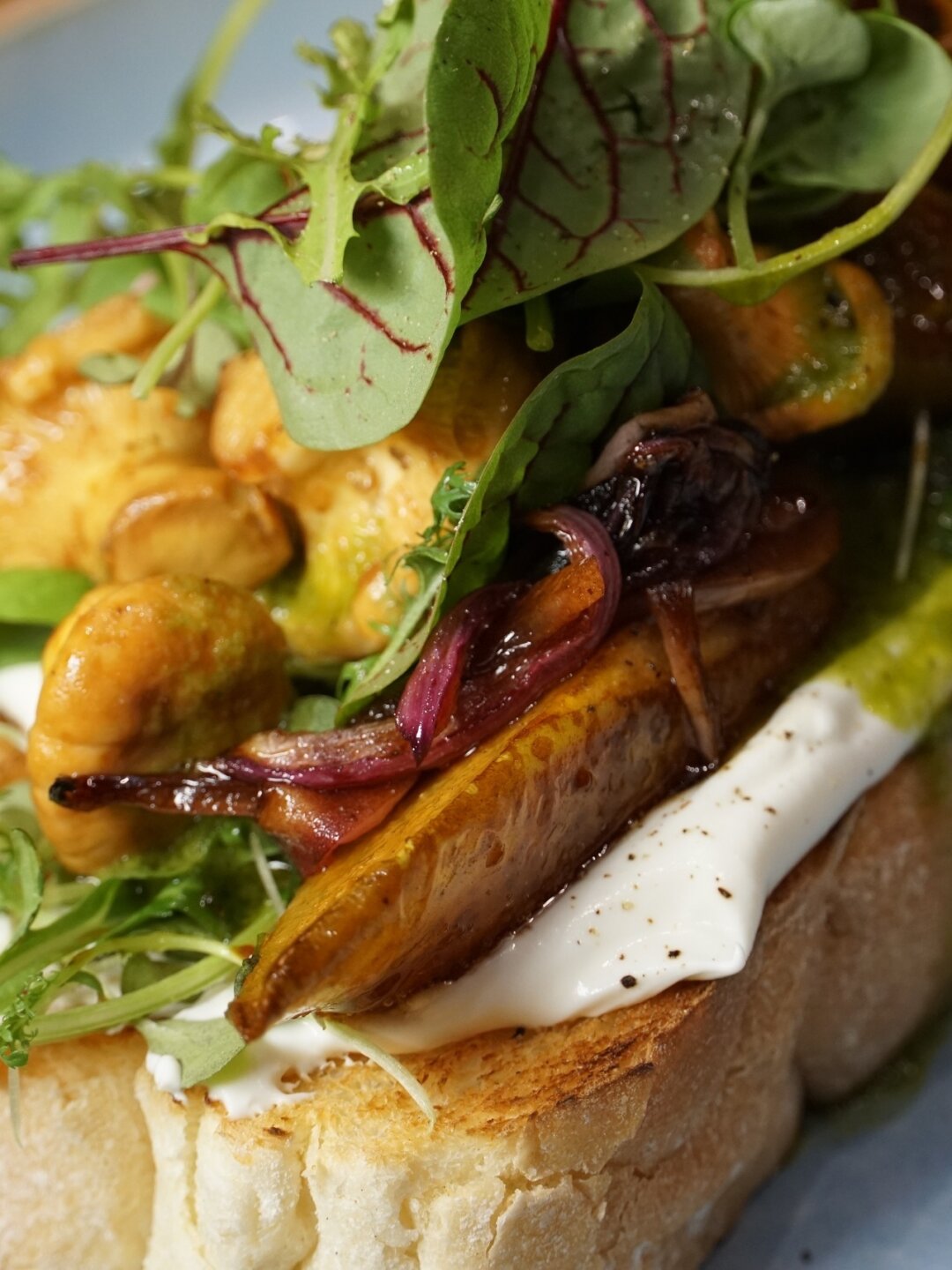 Бриош с жареными лисичками, печеной грушей и бальзамическим луком в Lobby One