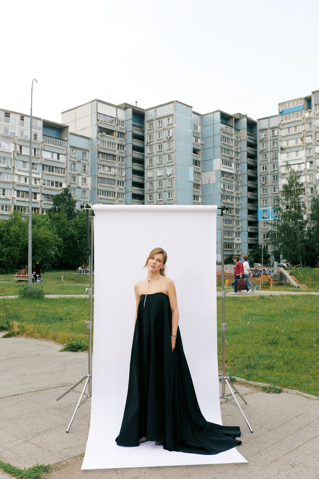 Платье Marques’ Almeida, туфли Cristopher Esber, украшение VIEN (Milostore)