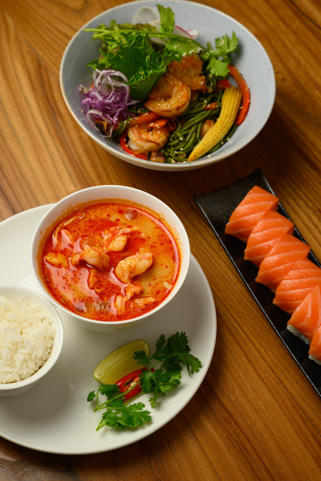 Лапша вок «зеленый чай» с креветками, Том Ям с креветкой и ролл «Филадельфия»