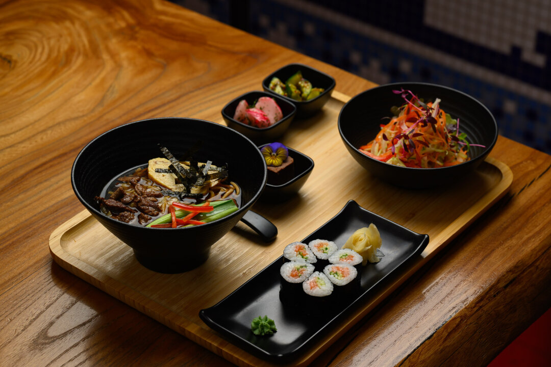 Бенто: рамен с говядиной, салат в тайском стиле, ролл с лососем и огурцом, десерт шоколадный тофу и фирменные закуски