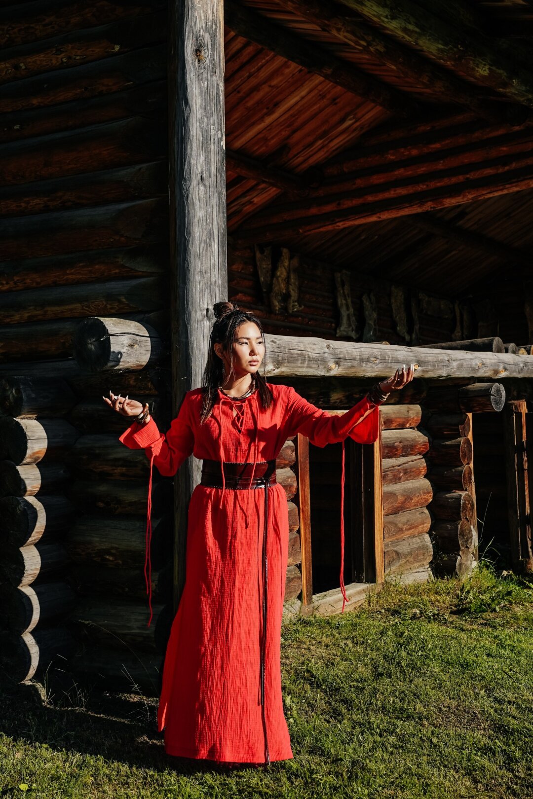 ЗОРИГМА ДУГАРОВА, предприниматель и сооснователь кафе «Соседи», бистро «Тут», гостевой дом «Аршанский бор» Платье «ЧУЛÉ»