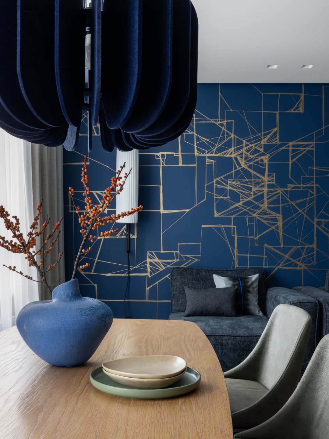 Столовую группу создала дизайн-студия Art Комната, фетровые светильники – «Белая лампа»