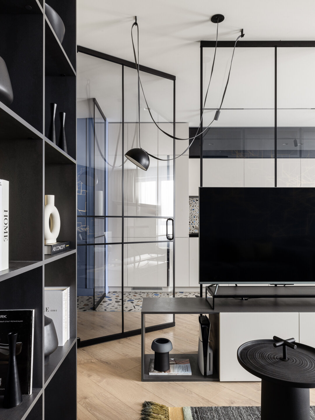 Стеклянная перегородка грамотно зонирует пространство