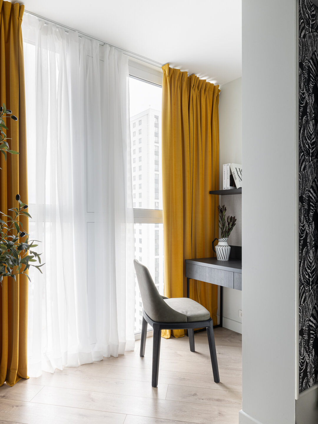 Зона мини-офиса в мастер-спальне