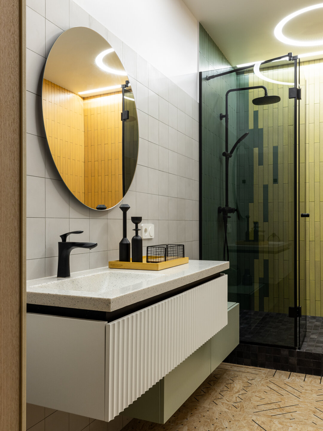 В ванной комнате использовали плитку и сантехнику от Studio-Line и плитку с имитацией фанеры от VivesCeramica