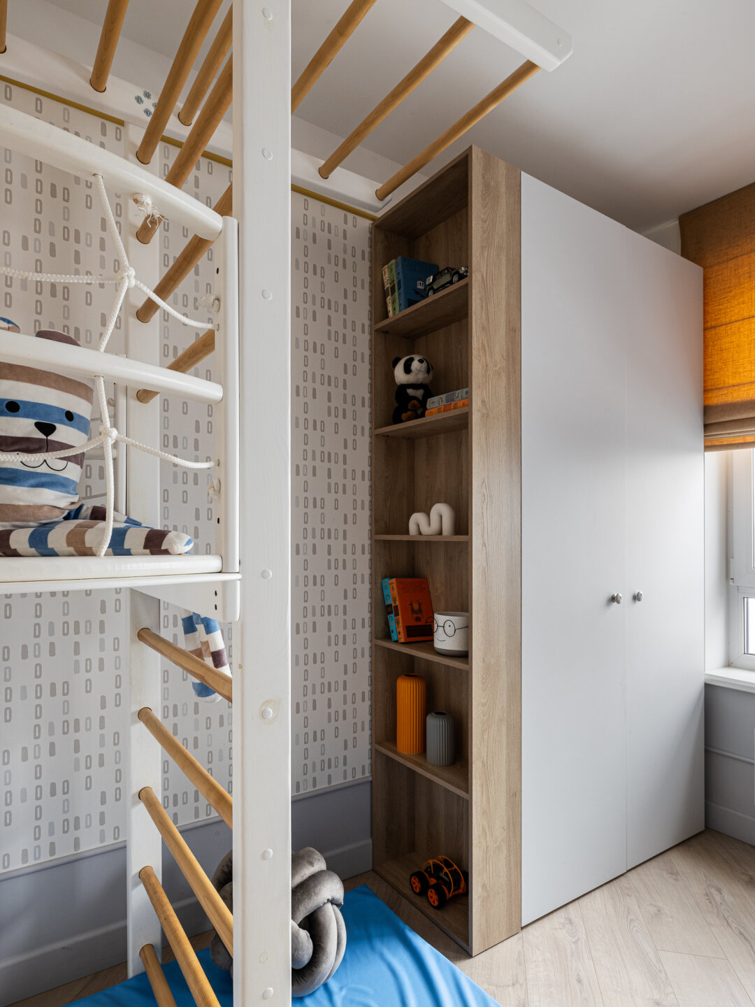 Левую часть комнаты мальчика уравновешивает комплекс для занятий спортом