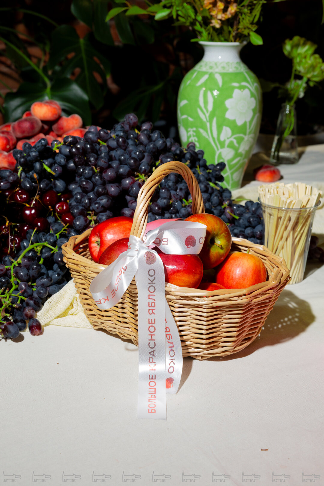 Большое Красное Яблоко