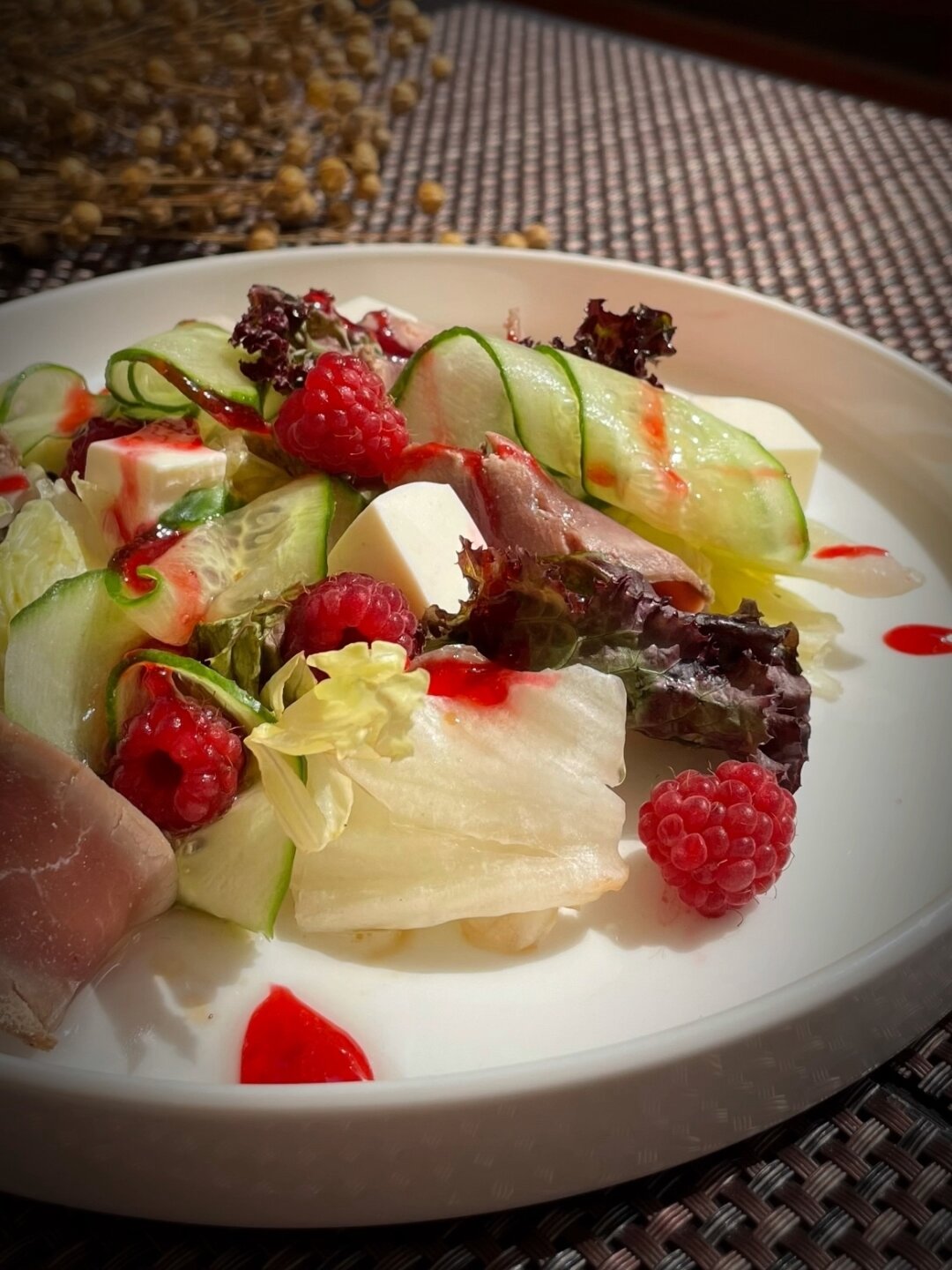 Салат с утиной грудкой и малиной в «Чоскыт Керку»